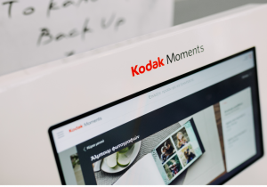 Οι πρώτες τοποθετήσεις Kodak Moments σε σταθμούς αυτοκινήτων